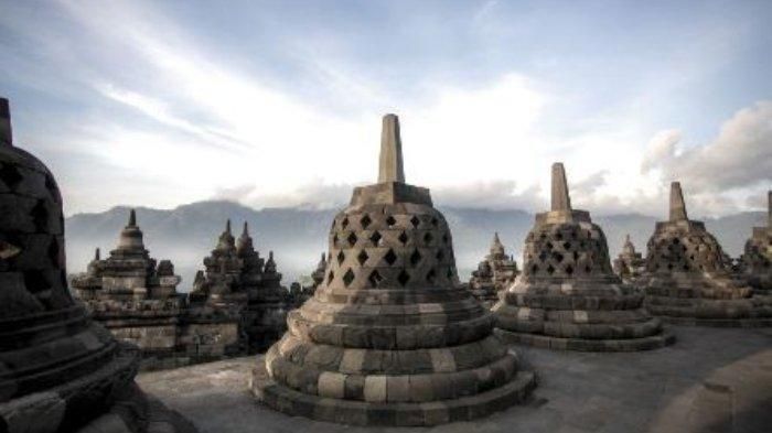 Sebelum datangnya hindu-buddha di indonesia, masyarakat indonesia menganut sistem kepercayaan berupa