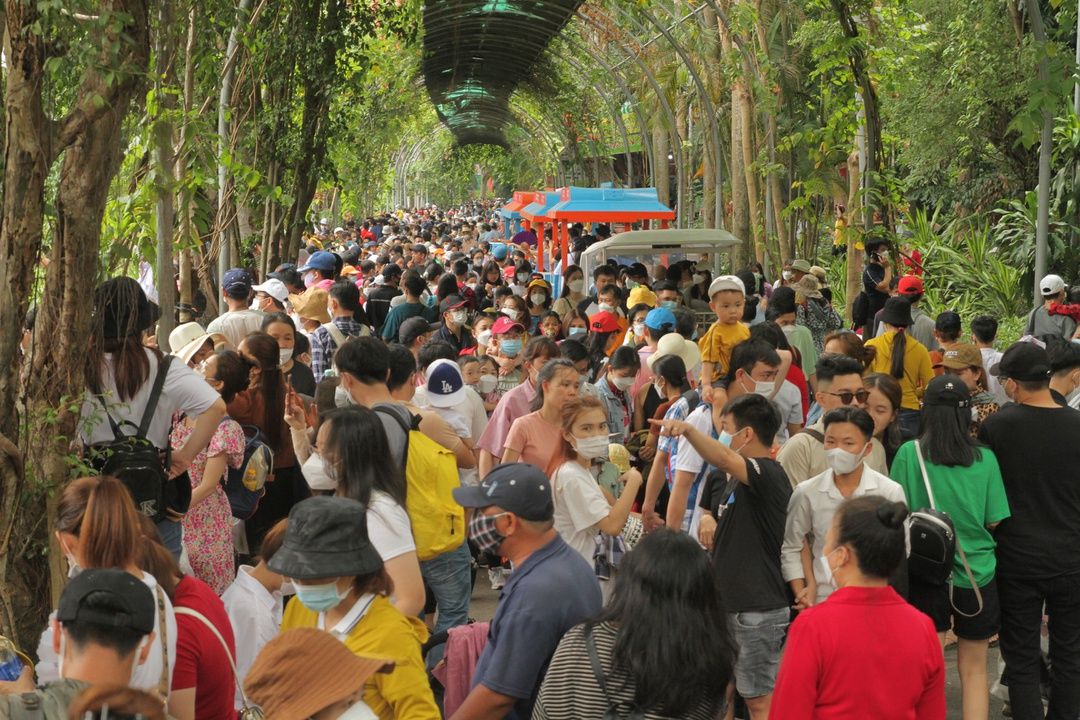 Nườm nượp người kéo đến Thảo Cầm Viên Sài Gòn trong ngày giỗ tổ Hùng Vương