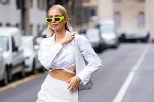 5 chiếc áo crop top hợp thời trang và cách mặc chúng với váy, quần cạp cao 