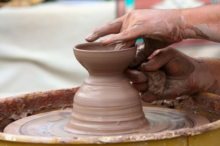 Pembuatan keramik dengan cara pijit tekan memiliki istilah lain yaitu