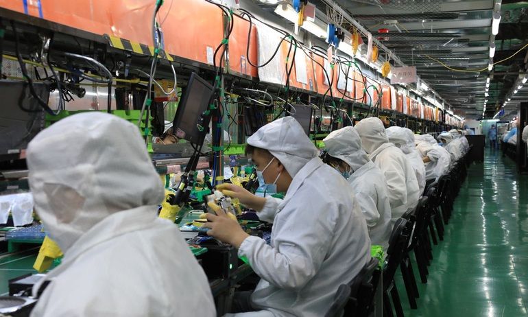 Nhà máy sản xuất iPhone lớn nhất thế giới ồ ạt tuyển người cho sản phẩm mới - 1