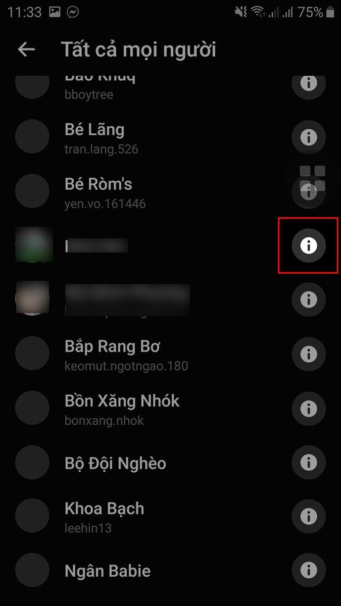 Chọn người mà bạn muốn xóa Nhấn vào biểu tượng chữ i ở bên phải