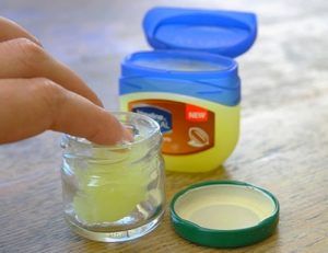 Cách làm son môi từ Vaseline