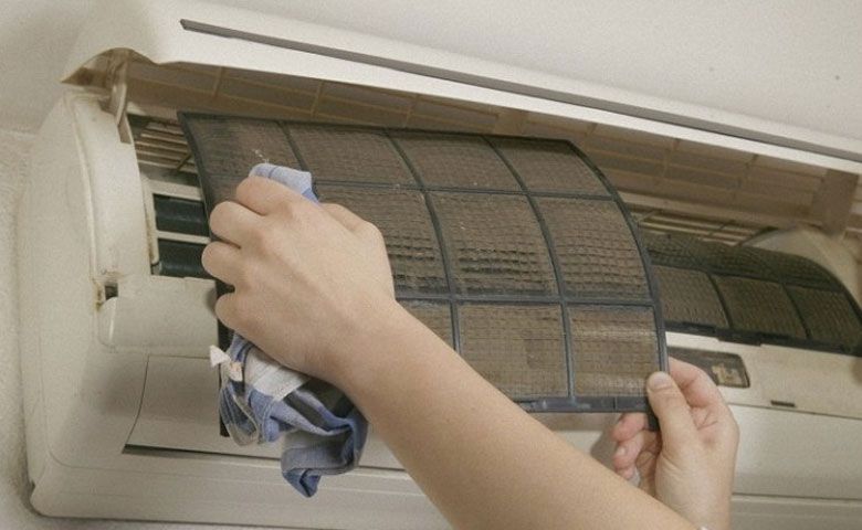 Cách vệ sinh điều hòa Daikin: Vệ sinh lưới lọc