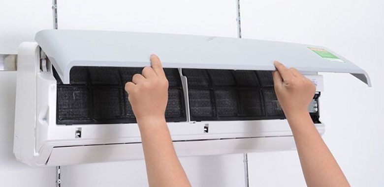 Cách vệ sinh điều hòa Daikin: Vệ sinh vỏ máy