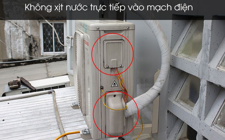 Không được xịt nước trực tiếp vào khu vực chứa bo mạch, mạch điện