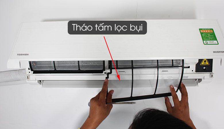 tháo tấm lọc bụi ra khỏi thân máy.