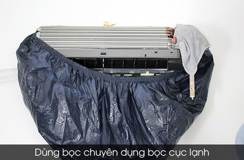 Dùng khăn khô hoặc bọc ni lông để bọc lại khu vực mạch điện trên cục lạnh