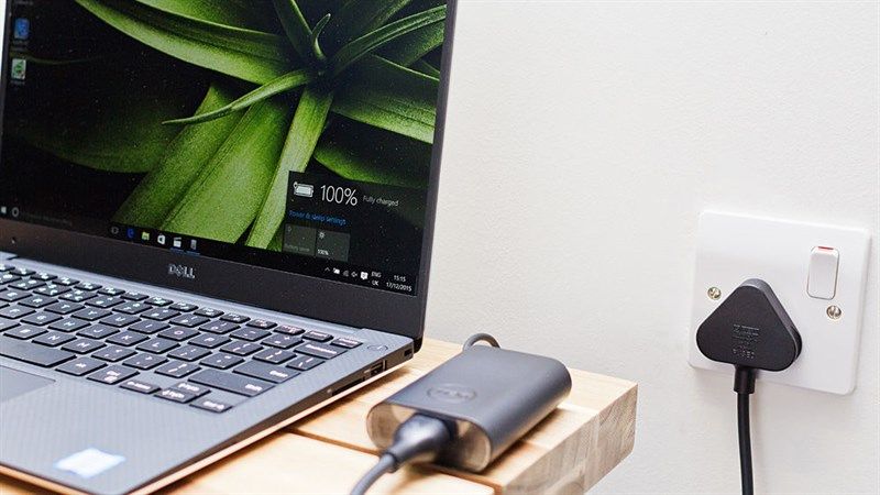 Cắm đầu nguồn vào ổ điện trước rồi sau đó mới cắm đầu sạc vào laptop