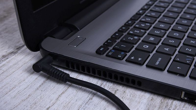 Vừa sạc pin vừa sử dụng laptop khi pin chưa đầy là một điều không nên 