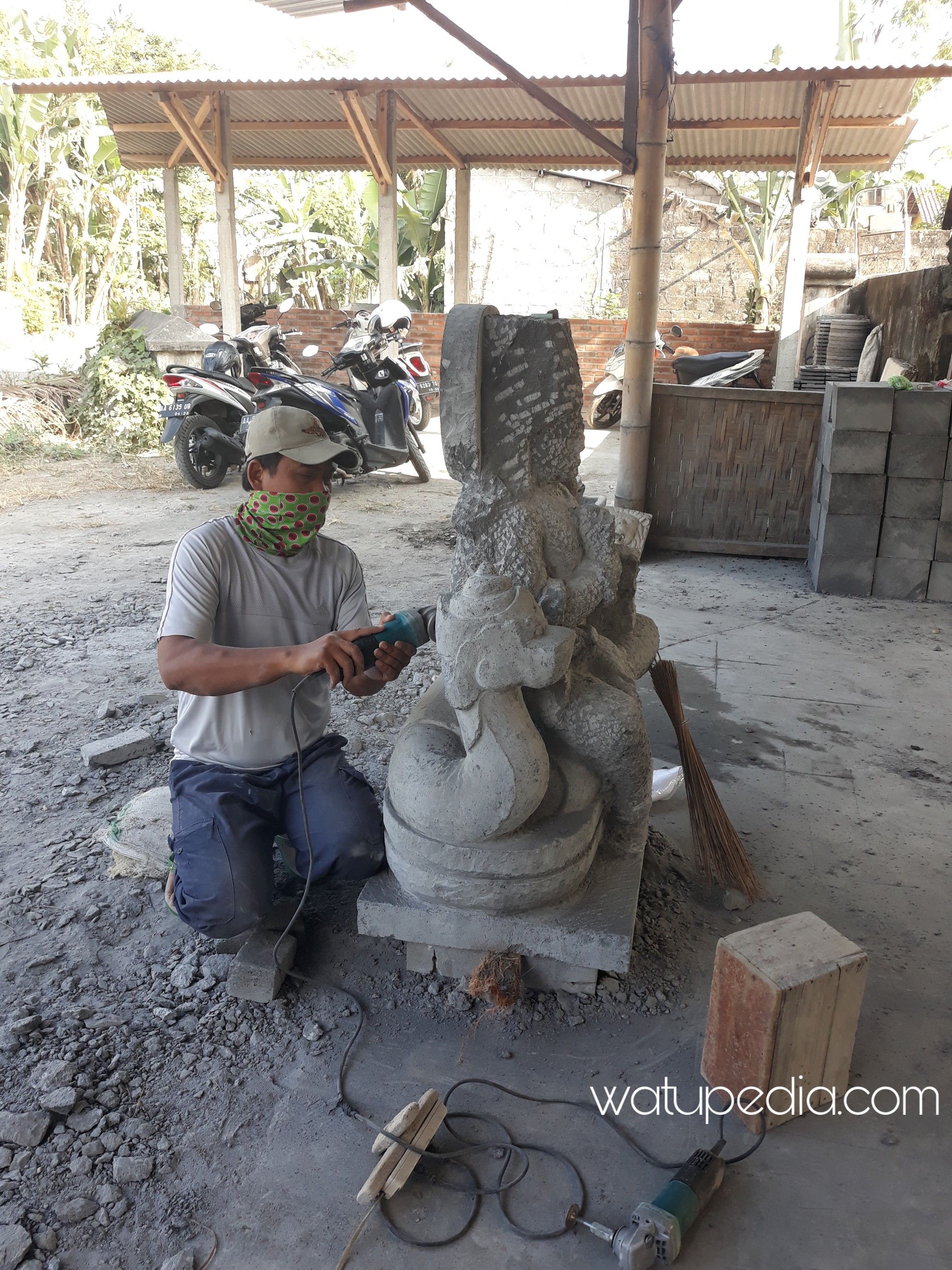 sebutkan 3 contoh bahan yang digunakan untuk membuat patung dengan teknik carving