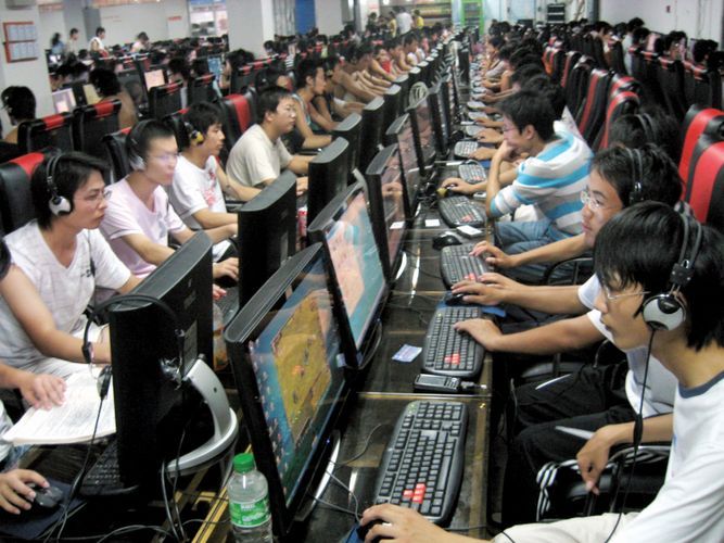 Chơi trò chơi điện tử và xem phim tại một quán cà phê Internet ở Vu Hồ, tỉnh An Huy, Trung Quốc.