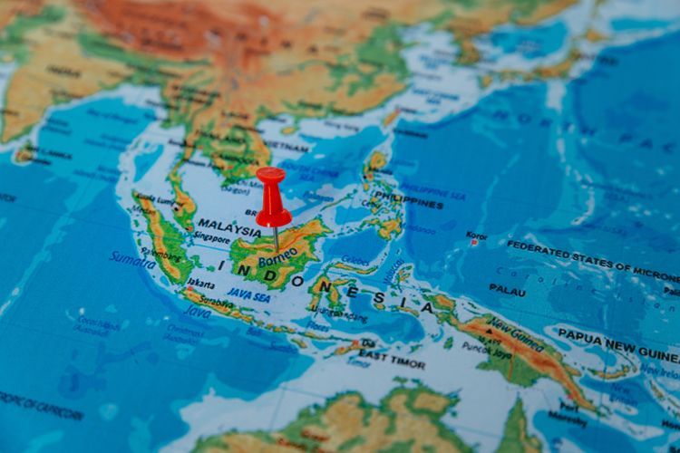 Secara geografis negara indonesia terletak di antara dua samudera, yaitu samudera