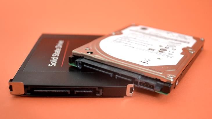 Các thông số cơ bản trên ổ cứng SSD và HDD là tốc độ đọc/ghi, cổng giao tiếp, khả năng tiết kiệm điện