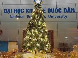 Bên ngoài sảnh, ngay lối ra vào còn có 1 cây thông Noel khác