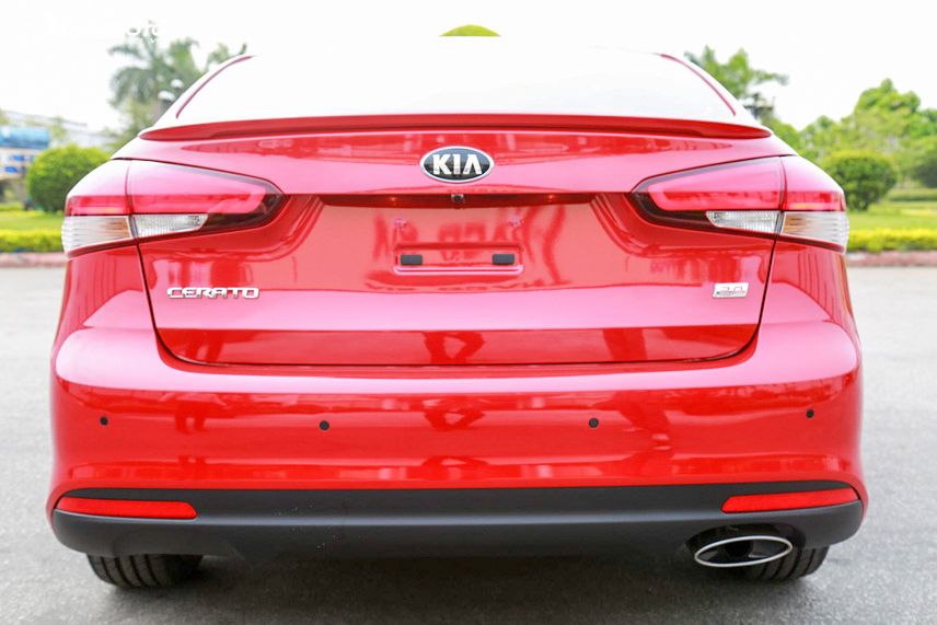 Đuôi xe KIA Cerato được thiết kế đẹp và ấn tượng