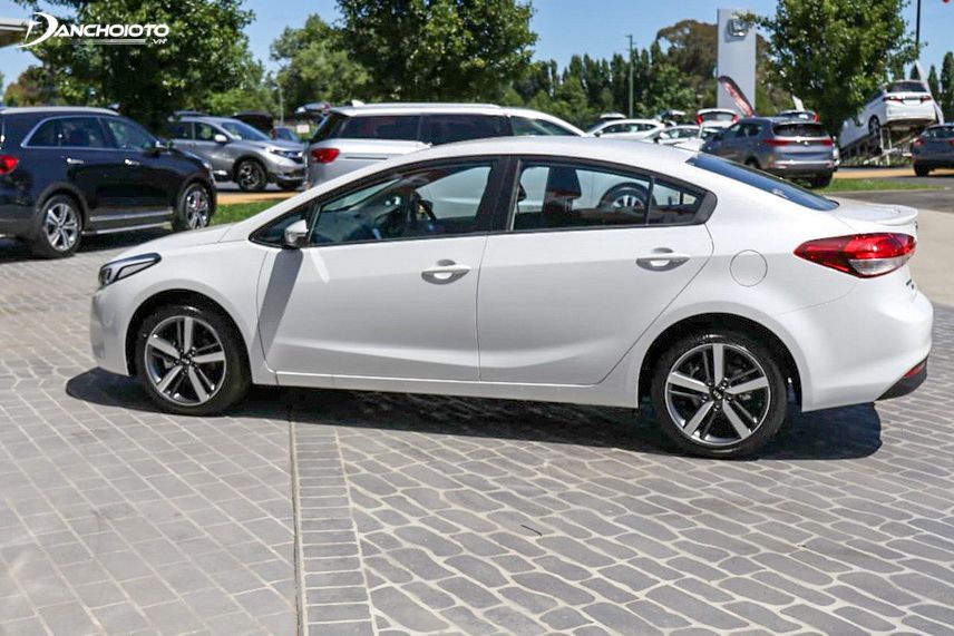 Kia Cerato màu trắng được khách hàng phản ảnh là nhanh chóng bị ngả màu sơn