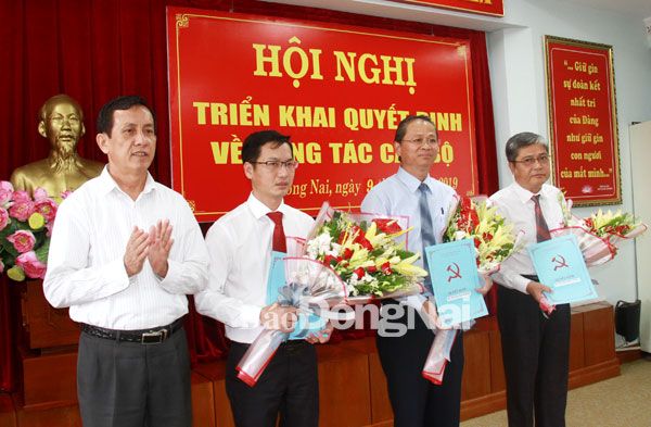 Đồng chí Phạm Văn Ru, Thường trực Tỉnh ủy, Trưởng ban Tổ chức Tỉnh ủy trao quyết định bổ nhiệm Chủ nhiệm Ủy ban Kiểm tra Tỉnh ủy cho đồng chí Huỳnh Thanh Bình và Ủy viên Ủy ban Kiểm tra cho các đồng chí: Nguyễn Quốc Cường và Phạm Thành Hiếu.