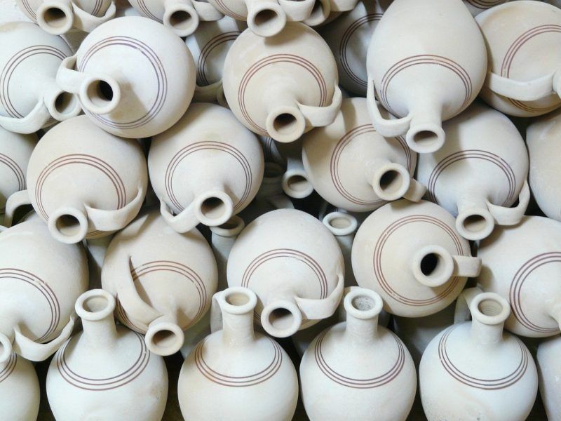 Teknik pembentukan badan keramik secara manual dengan membentuk lempengan menggunakan rol disebut teknik