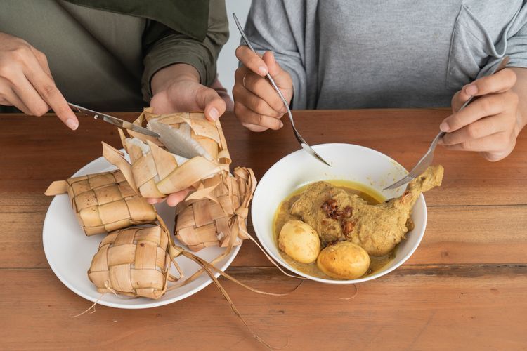 Opor ayam biasanya disantap dengan ketupat namun ada pula yang disantap dengan nasi