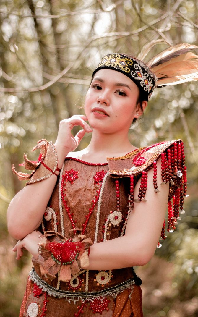 Cantik Menawan Berbalut Baju Adat Ta A Sapei Sapaq Khas Suku Dayak