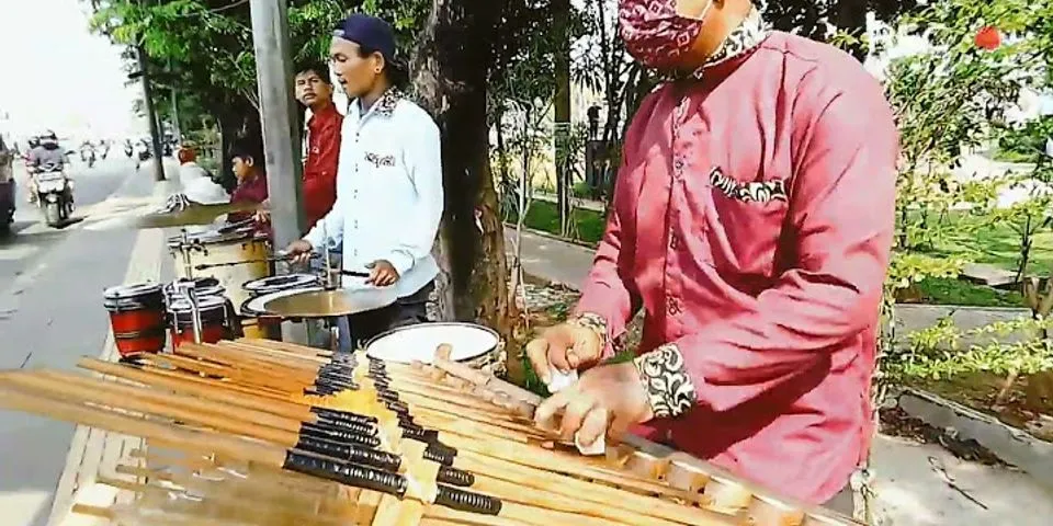 Angklung merupakan alat musik dari Sunda yang terbuat dari