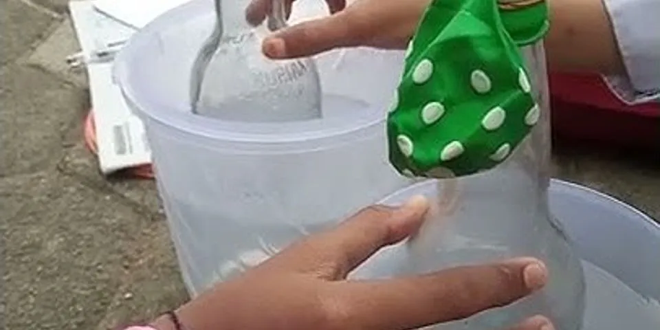Apa yang terjadi pada balon setelah dimasukkan ke dalam air dingin