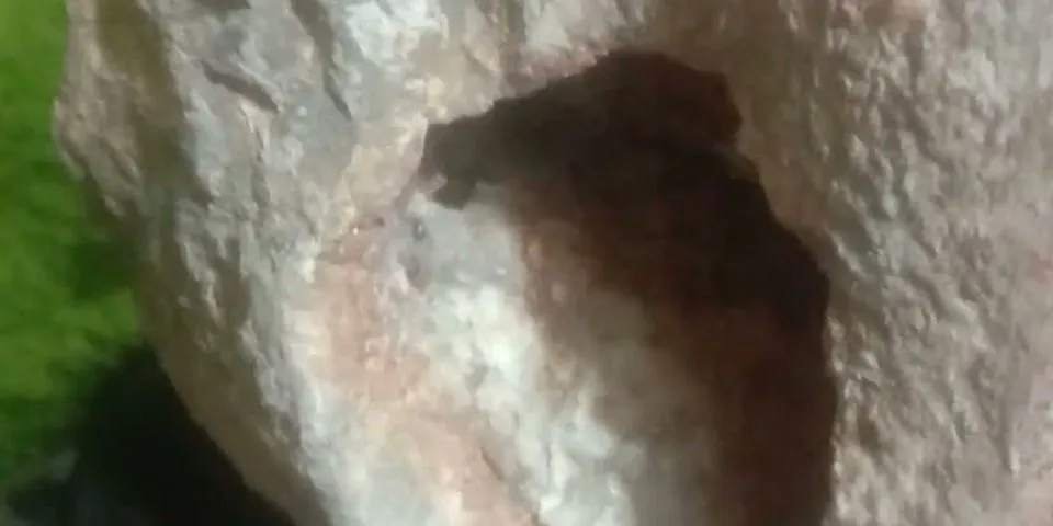 Apakah yang membuat batu dalam cerita legenda batu Keramat dianggap keramat