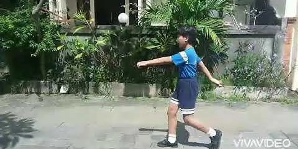 Bagaimana cara melakukan gerakan langkah biasa dengan ayunan lengan