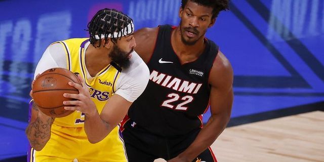 Top 10 bagaimana cara melakukan teknik gerakan mengoper bola dengan satu tangan dalam permainan bola basket 2022