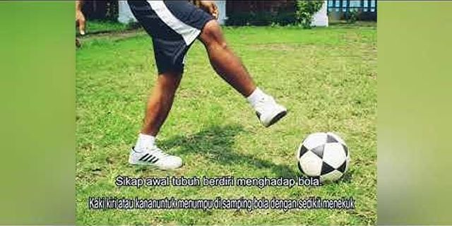 Bagaimana cara menendang bola dengan menggunakan punggung kaki bagian dalam *?