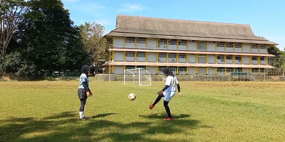 Bagaimana cara mengontrol bola dengan kura-kura kaki dalam permainan sepak bola