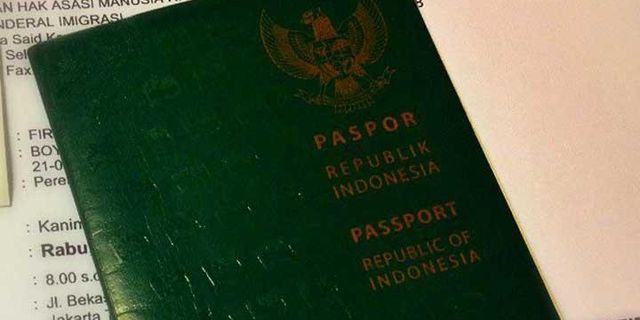 cara memperoleh kewarganegaraan indonesia melalui naturalisasi, terlebih dahulu harus mengajukan permohonan kepada menteri