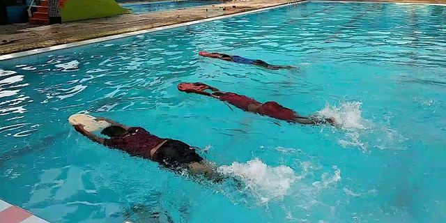 Bagaimanakah cara melakukan latihan gerakan kaki dengan posisi duduk di kolam yang dangkal