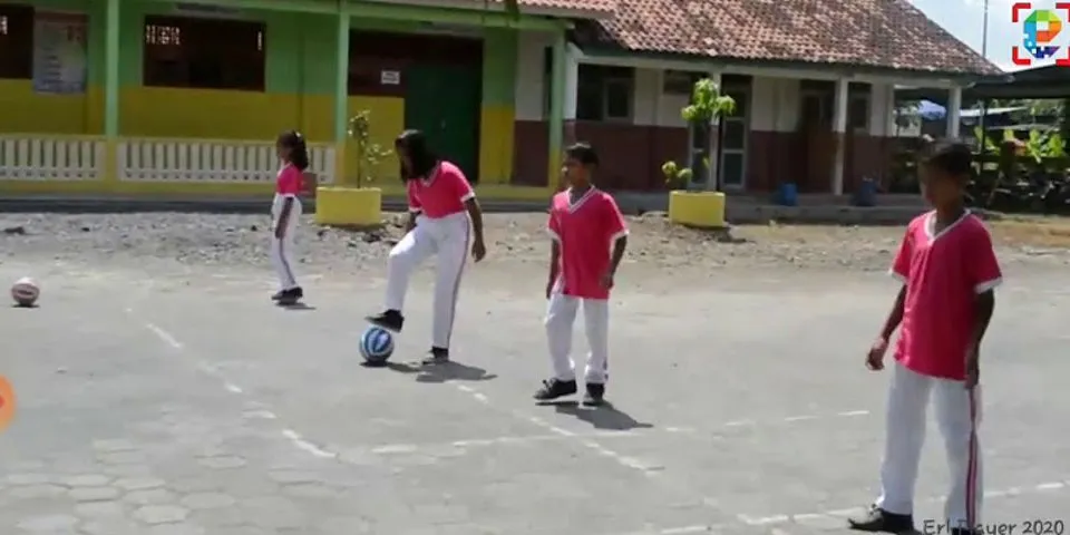 Bagaimanakah urutan gerakan mengontrol bola dengan menggunakan telapak kaki?
