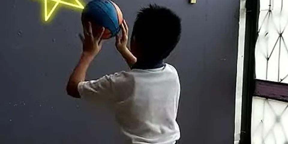 Bola yang digunakan dalam latihan melempar bola ke tembok adalah