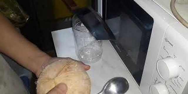 Cách bổ quả dừa nước