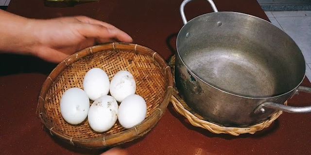 Cách bóc trứng vịt lộn
