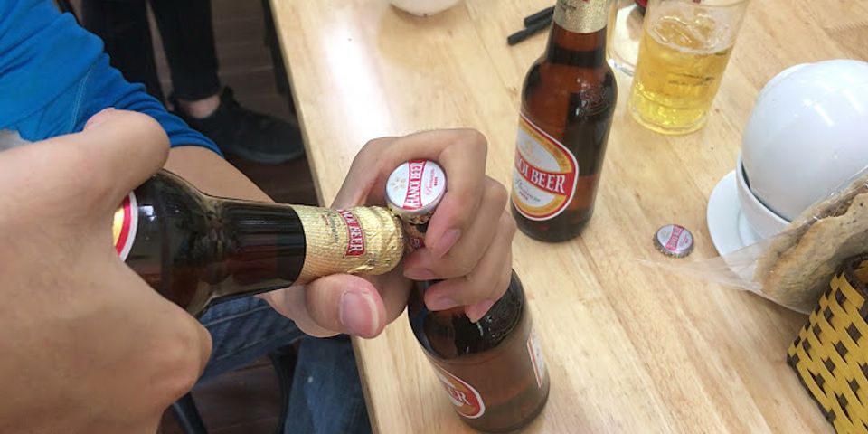 Cách mở nắp chai bia bằng đũa