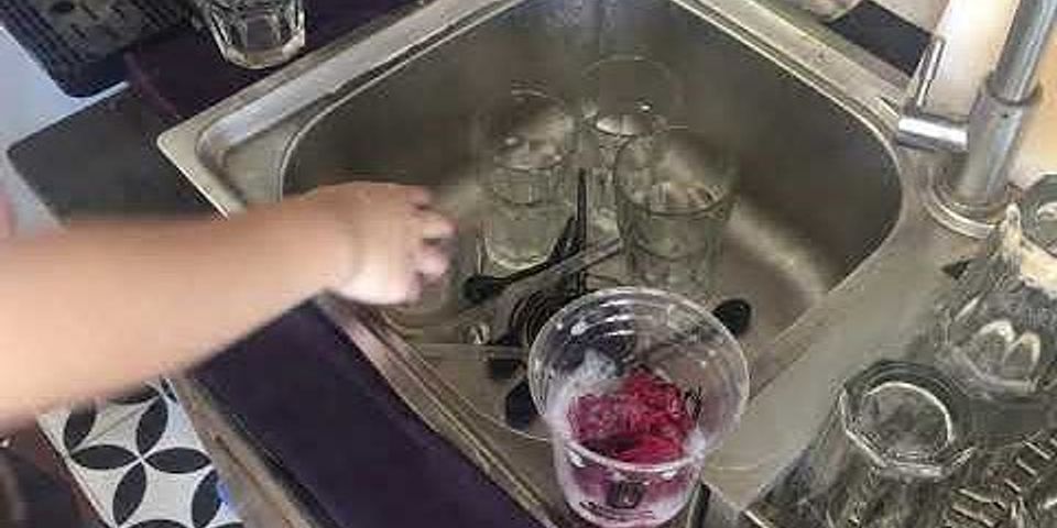 Cách rửa ly thủy tinh sạch