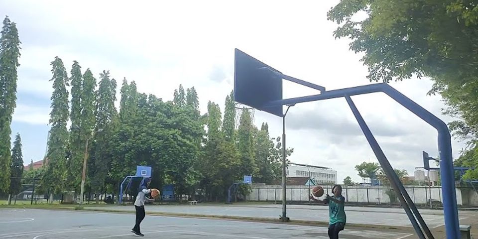Dalam bola basket teknik menembak didahului dengan 2 langkah sambil melayang dinamakan
