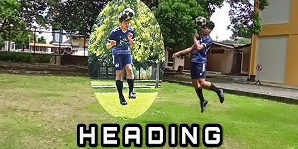Gerakan kepala yang benar saat melakukan teknik dasar menyundul bola adalah