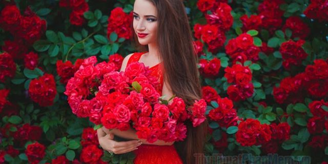 Top 8 hình ảnh cô gái cầm hoa đẹp 2022