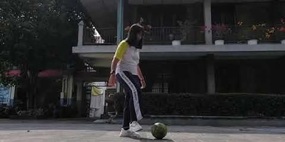 Jelaskan 5 teknik mengumpan bola dengan menggunakan kaki bagian dalam