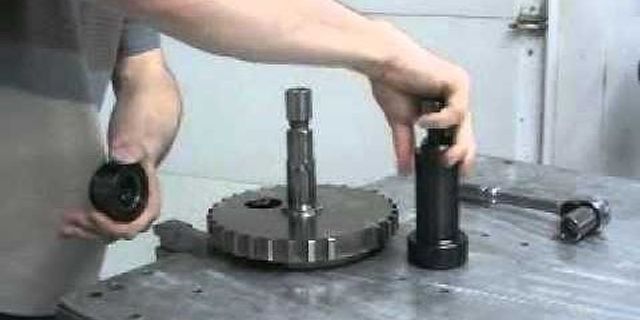 jelaskan tentang cara menggunakan bearing puller attachment