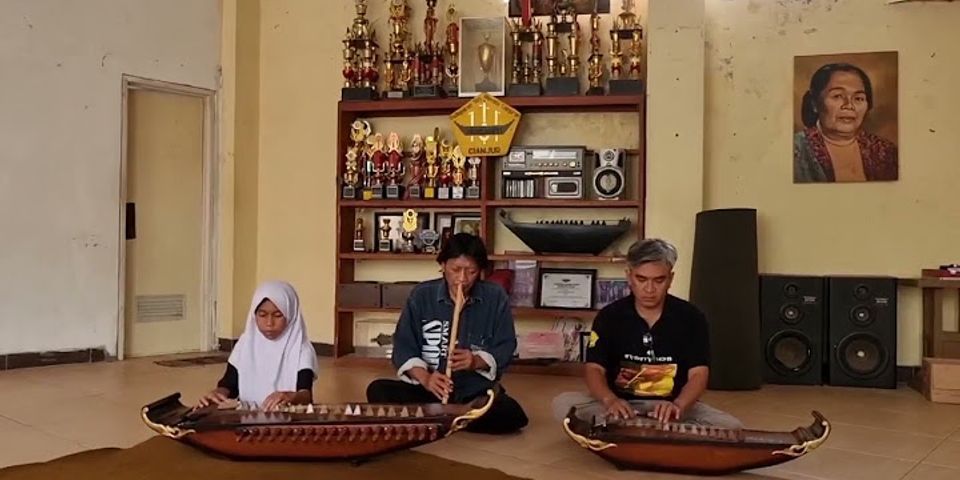 Pada masyarakat Sunda di Cianjur dikenal dengan sebutan mamaos mamaca mamaos yang dimaksud adalah