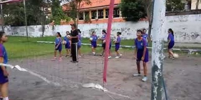 Teknik permainan bola voli yang menyajikan bola untuk diberikan kepada pengumpan adalah teknik