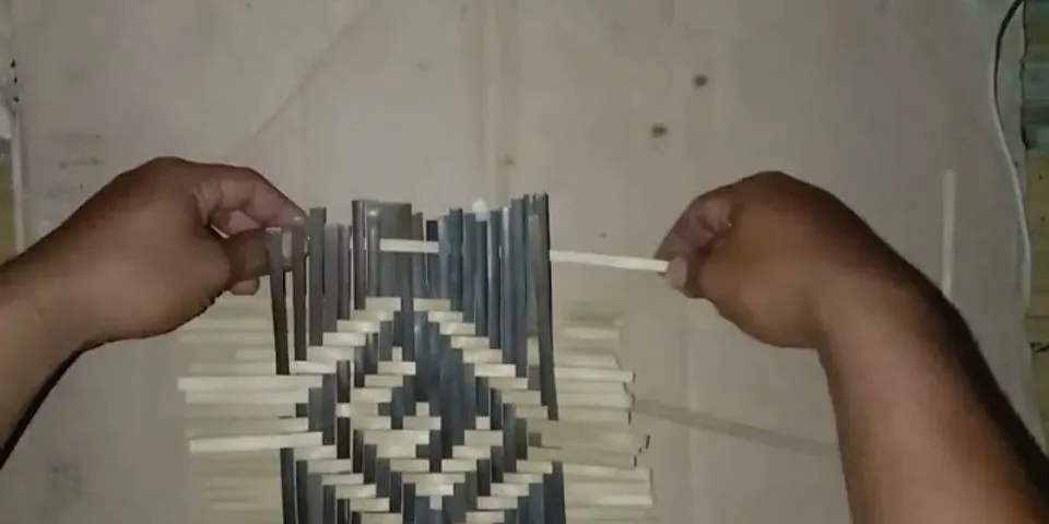 Sebutkan contoh kerajinan bahan alam bambu dengan teknik anyaman