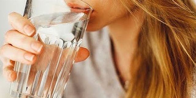 Tại sao uống nhiều nước mà môi vẫn bị khô
