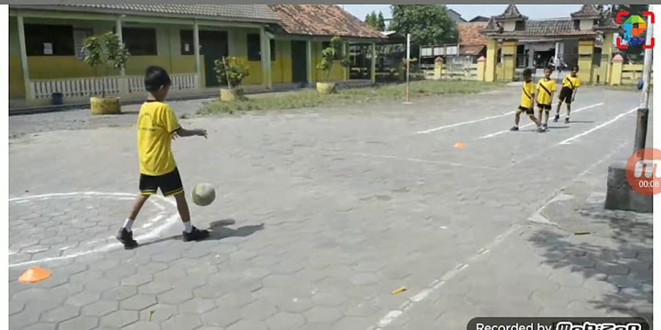 Teknik gerakan melempar bola dengan cara memantulkan bola ke lantai menuju kawan disebut ….